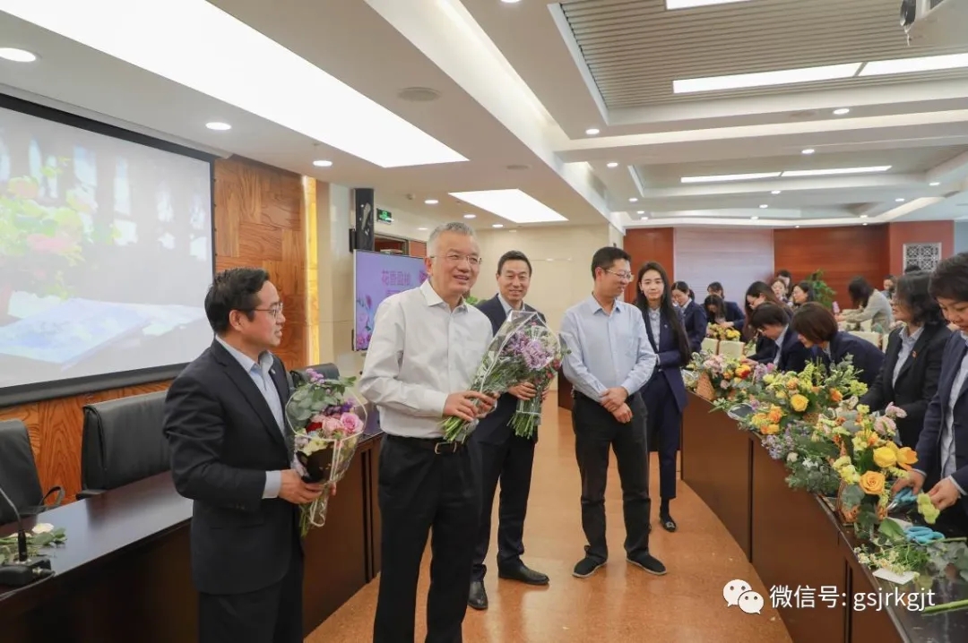 集团工会组织开展“花香盈袖 情满金控”插花培训活动